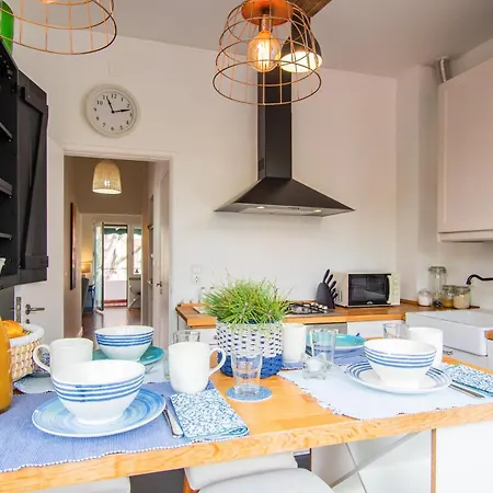 Elegant In With Fireplace - 80 M²