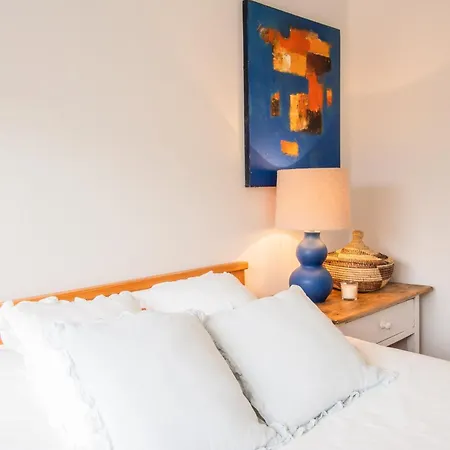 Elegant In With Fireplace - 80 M²